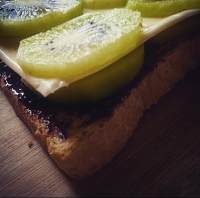 燻火腿干酪kiwi藍莓三明治的做法 步骤2