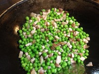 秘制臘肉鮮豆燜飯的做法 步骤5