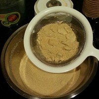 簡單易做的木糠蛋糕（添加草莓版）的做法 步骤3