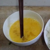 火腿腸黃金蛋炒飯（簡易版）的做法 步骤1