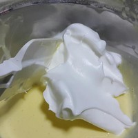 酸奶蛋糕 低脂低糖無油配方！酸奶優格蛋糕口感媲美輕乳酪！柔軟細膩堪比戚風！熱量更低品質不變喔！的做法 步骤10