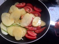 番茄洋芋湯（減肥無辣）的做法 步骤1