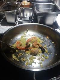 跟著五星大廚學 | 西班牙蒜香大蝦配中東小米的做法 步骤5