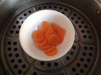 【快手輔食】胡蘿卜蠶豆炒蛋黃（10m+）的做法 步骤2