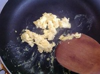【快手輔食】胡蘿卜蠶豆炒蛋黃（10m+）的做法 步骤7