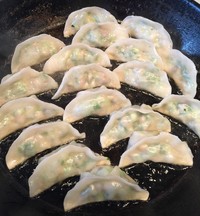 手工豬肉香菇芹菜水餃➕溫州鍋貼的做法 步骤7