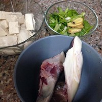 魚頭手工豆腐湯 適合單身又喜歡吃住家菜的你的做法 步骤1