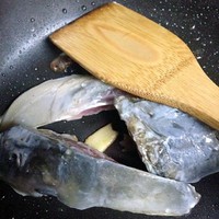 魚頭手工豆腐湯 適合單身又喜歡吃住家菜的你的做法 步骤2