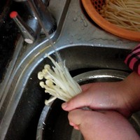 金針菇肥牛卷涂醬法(七歲兒童版)的做法 步骤1