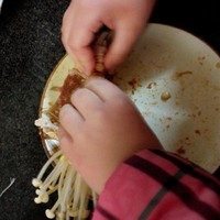 金針菇肥牛卷涂醬法(七歲兒童版)的做法 步骤7