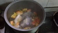 番茄酸菜鯽魚湯的做法 步骤3