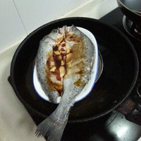 清蒸爆腌海鱸魚的做法 步骤2