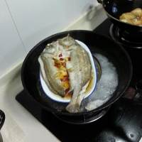 清蒸爆腌海鱸魚的做法 步骤3