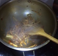 白靈菇炒芹菜的做法 步骤3
