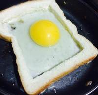 面包煎蛋的做法 步骤2