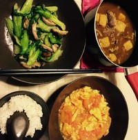 番茄炒蛋+香菇青菜+咖喱肥牛湯的做法 步骤1