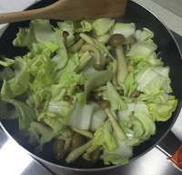 上湯大白菜炒蟹味菇的做法 步骤3