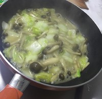 上湯大白菜炒蟹味菇的做法 步骤4