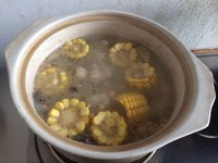 甜玉米黃豆豬腳湯的做法 步骤3