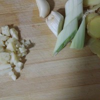 紅燒魚塊炖白菜的做法 步骤2