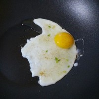油爆黃心——煎雞蛋的做法 步骤2