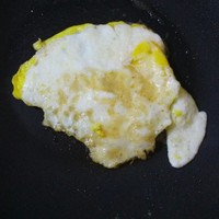 油爆黃心——煎雞蛋的做法 步骤3
