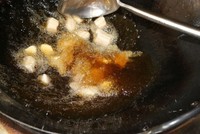 蒜香黃鱔煲的做法 步骤2