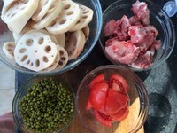 電飯鍋煲湯之 蓮藕綠豆番茄排骨湯的做法 步骤1