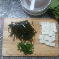 海帶絲豆腐湯的做法 步骤2