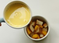 黃桃葡萄干面包布丁的做法 步骤6