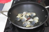 鯖魚醬燒茄子的做法 步骤1