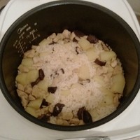 香菇土豆雞肉燜飯（電飯煲版）的做法 步骤5