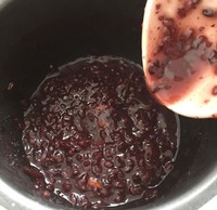 黑糯米紅棗枸杞粥的做法 步骤1