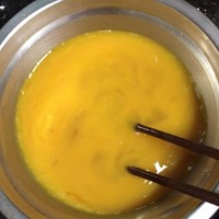 快手下飯菜-蛋煎香花菜（薄荷葉）的做法 步骤2