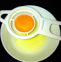 完美心型煎蛋技巧的做法 步骤2