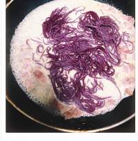 培根蛋汁紫薯面的做法 步骤4