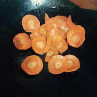 咖喱土豆胡蘿卜炒豬心的做法 步骤2
