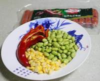 快手家常菜︰五彩繽紛的香腸炒青豆的做法 步骤1