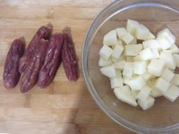 土豆臘腸燜飯的做法 步骤2