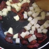 土豆臘腸燜飯的做法 步骤4