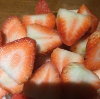手工草莓果醬的做法 步骤1