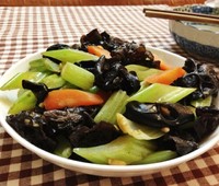 西芹胡蘿卜炒黑木耳-清淡健康小炒的做法 步骤7