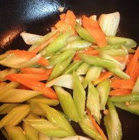 西芹胡蘿卜炒黑木耳-清淡健康小炒的做法 步骤5