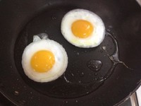 洋蔥圈煎蛋的做法 步骤4