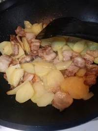 干煸麻辣蒜香五花肉土豆的做法 步骤3