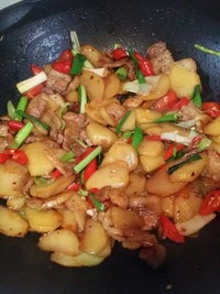 干煸麻辣蒜香五花肉土豆的做法 步骤4