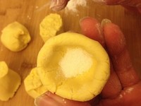適合寶寶吃的芝麻南瓜餅（帶餡）的做法 步骤5