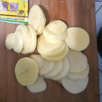 煎土豆片的做法 步骤1
