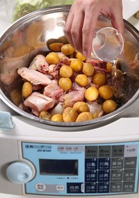 自動烹飪鍋做栗子燜雞-捷賽私房菜的做法 步骤3