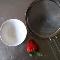 草莓汁 無籽哦（寶寶輔食）的做法 步骤1